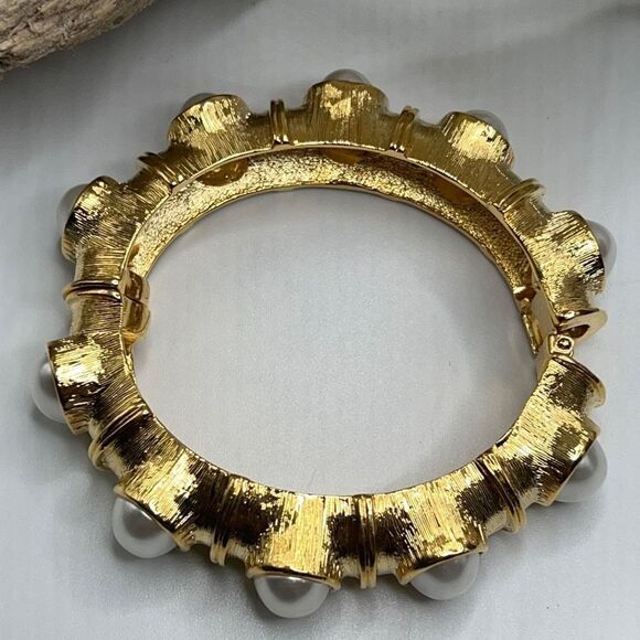 Gold, Crystal & Pearl Hinged Bangle Kenneth Jay Lane - Picture 11 of 11